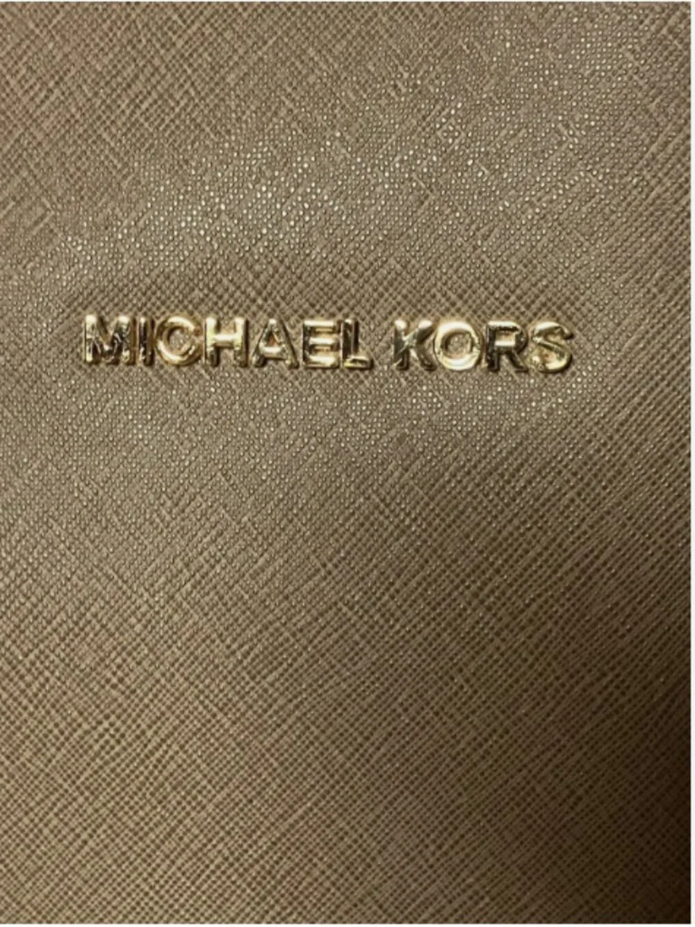 MICHAEL KORS JET SET TOP ZIP SAFFIANO LEATHER SHOULDER BAG DARK BEIGE OR TAUPE